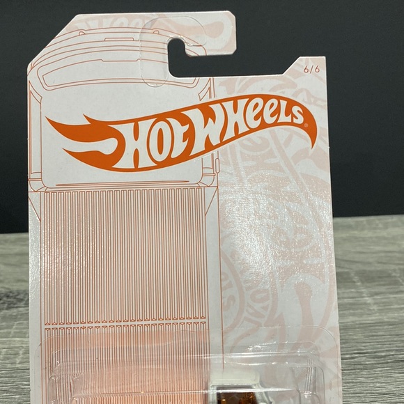 Hot Wheels | 52nd Anniversary #6/6: Volkswagen T2 Pickup - 1:64 Scale Die Cast - Picture 4 of 11